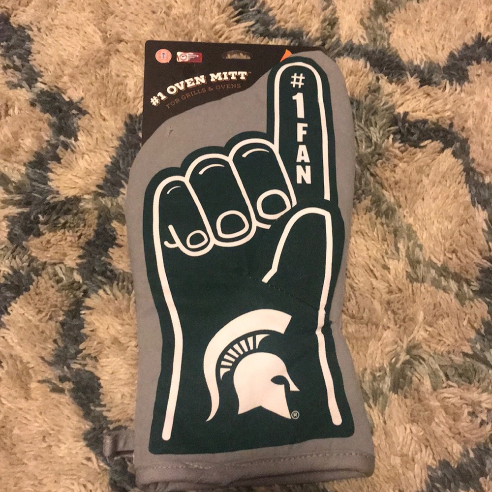 Michigan state Spartans oven mitt